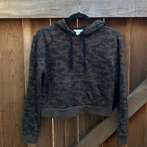Forever 21 Tops - forever 21 • cropped camo hoodie